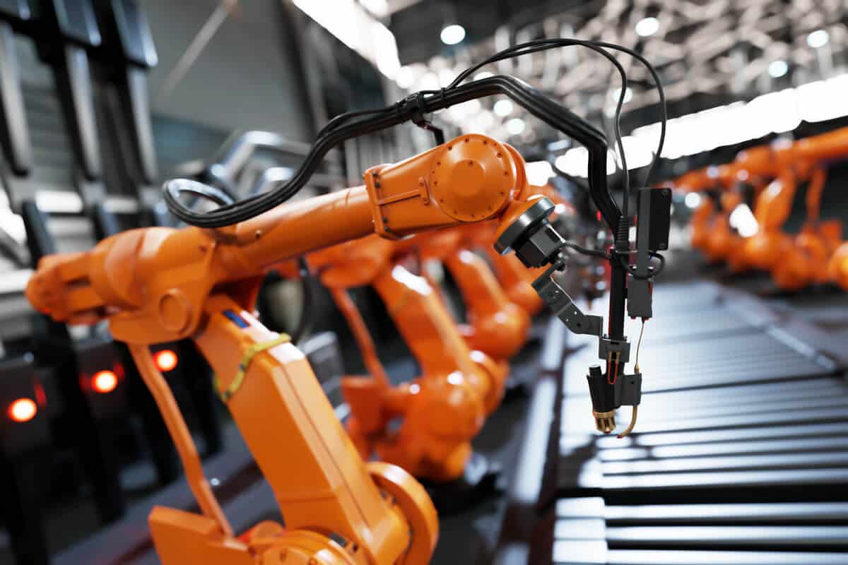 robotic-arms-along-assembly-line-in-modern-factory-QBNWXRK.jpg